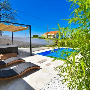 Village Idylle With Heated Pool, Sauna, Jacuzzy And Private Parking Villa